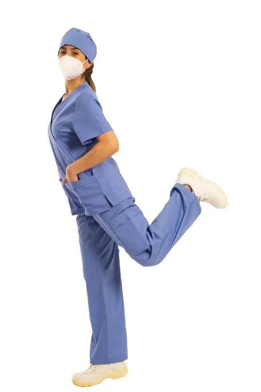 Mujer vistiendo de Ropa Clinica pose con pierna hacia atrás